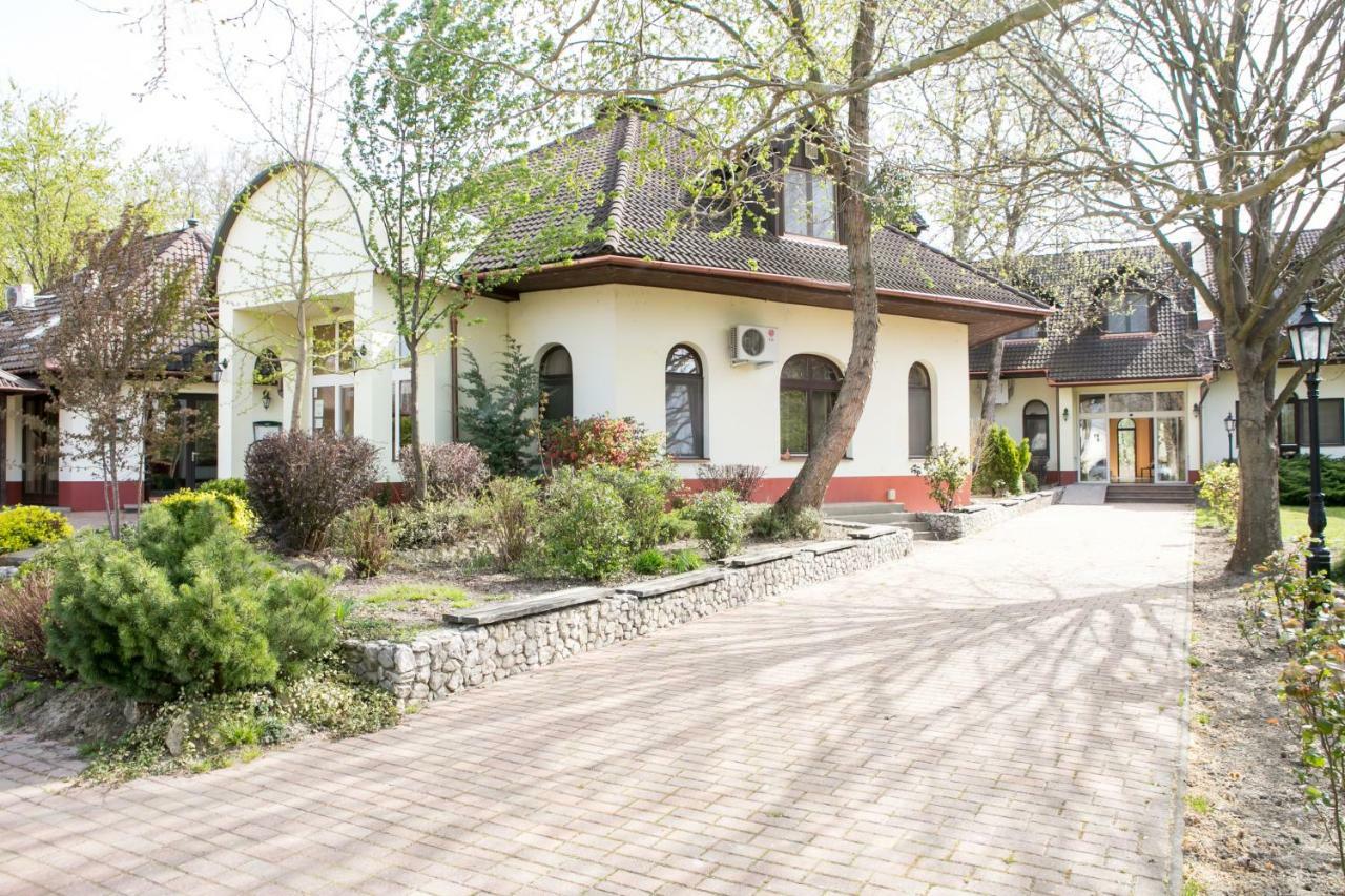 Hotel Fortuna Dávod Exterior foto